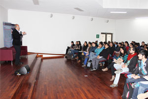 Publicista Roberto Arancibia dictó charla de Personal Branding a egresados y estudiantes