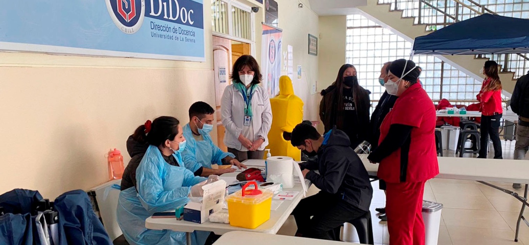 Estudiantes participan en operativo "Hazte el test VIH"