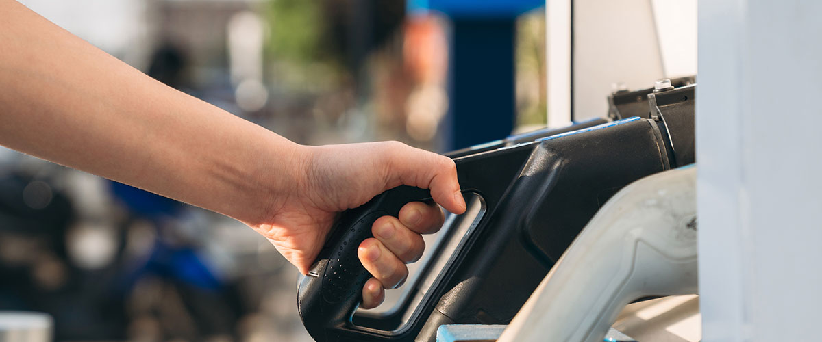 Expertos analizan los efectos de las alzas de la bencina en el bolsillo de las familias chilenas