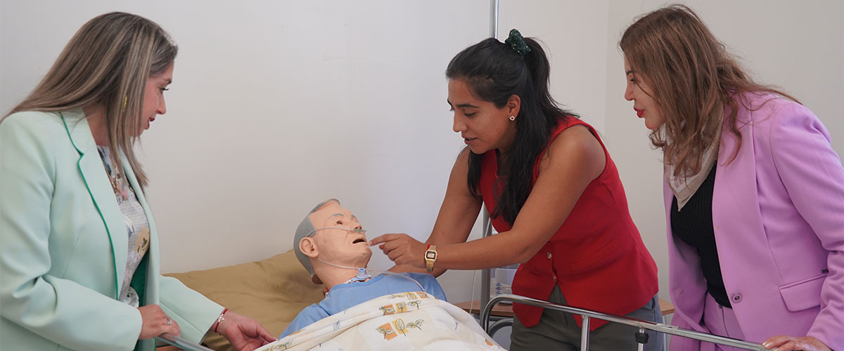 Enfermería cuenta con moderno sistema de audio-video y salas de debriefing para fortalecer la formación de sus estudiantes 