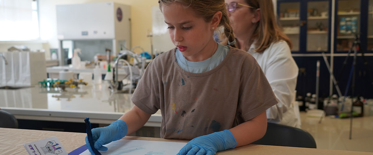 Niños y niñas crean crayones con residuos marinos gracias a innovador kit desarrollado en la USerena