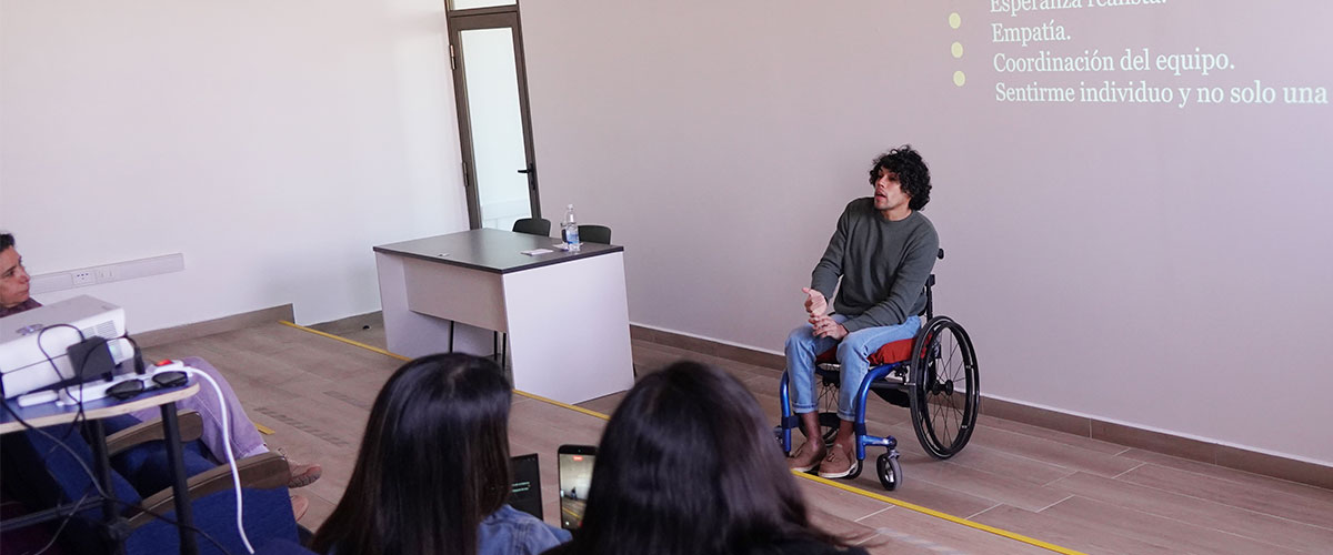 Atleta paralímpico compartió su experiencia en atención de salud con estudiantes de Medicina 