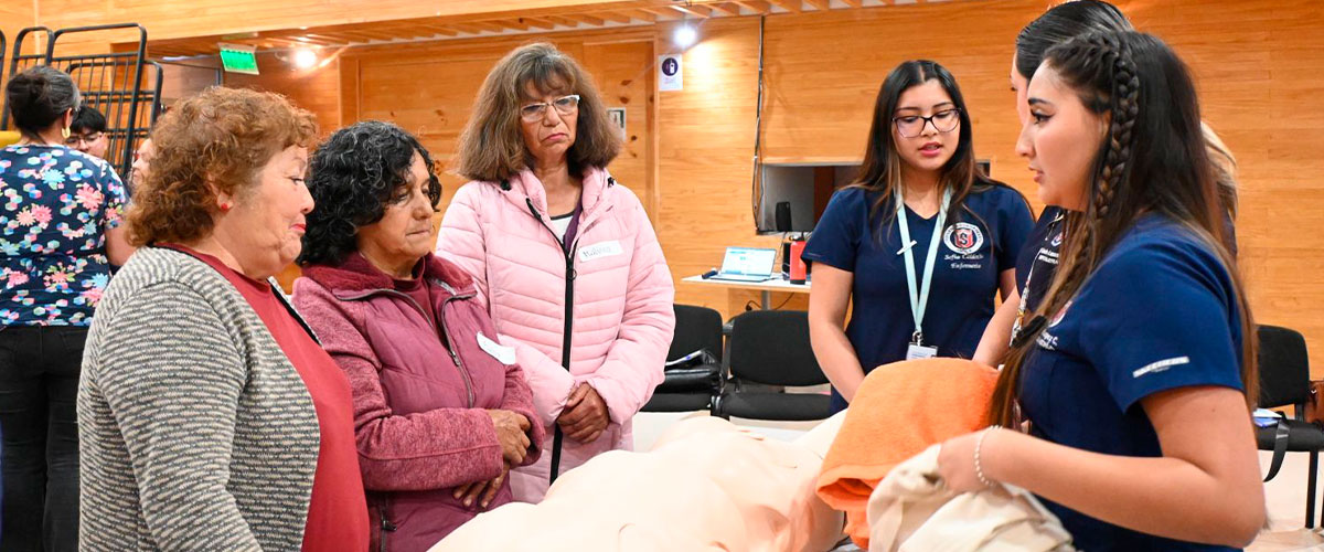 Estudiantes de Enfermería realizan taller para cuidadoras en Punitaqui