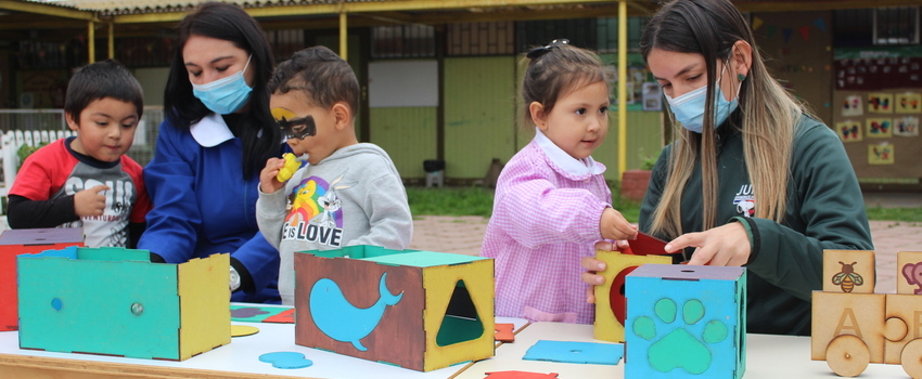 Estudiantes de Arquitectura entregan juguetes didácticos a Jardín Infantil 