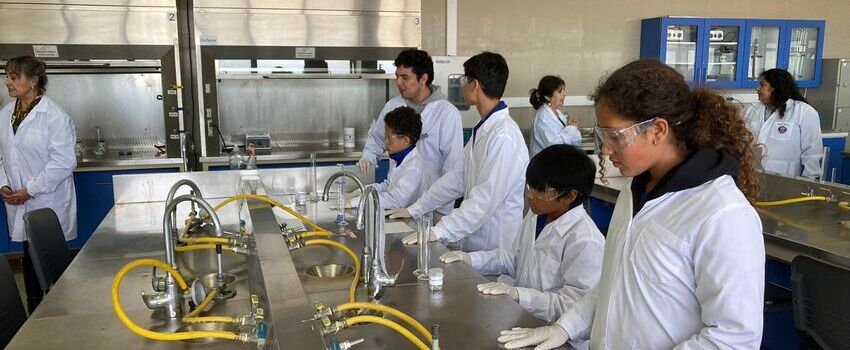 Estudiantes del Colegio Héroes de la Concepción se convierten en científicos por un día 