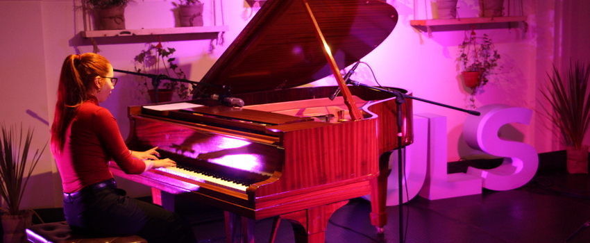 Pianista Yoseline Aster cautiva a su público en íntimo concierto 