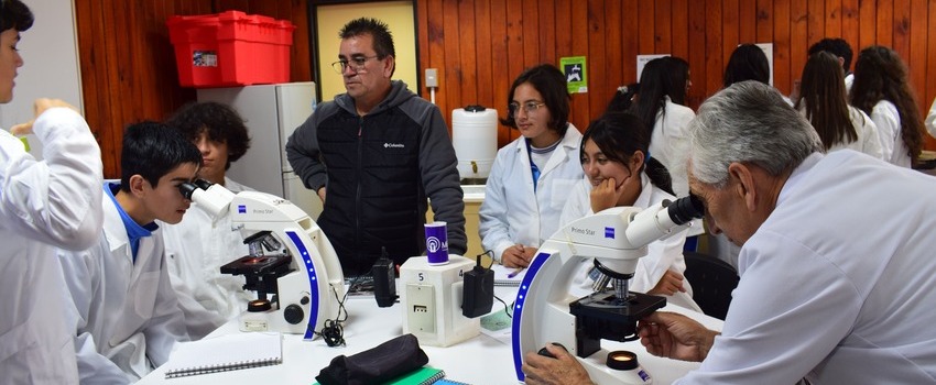 Escolares realizan actividad pedagógica para experimentar con innovador microscopio hecho con desechos 