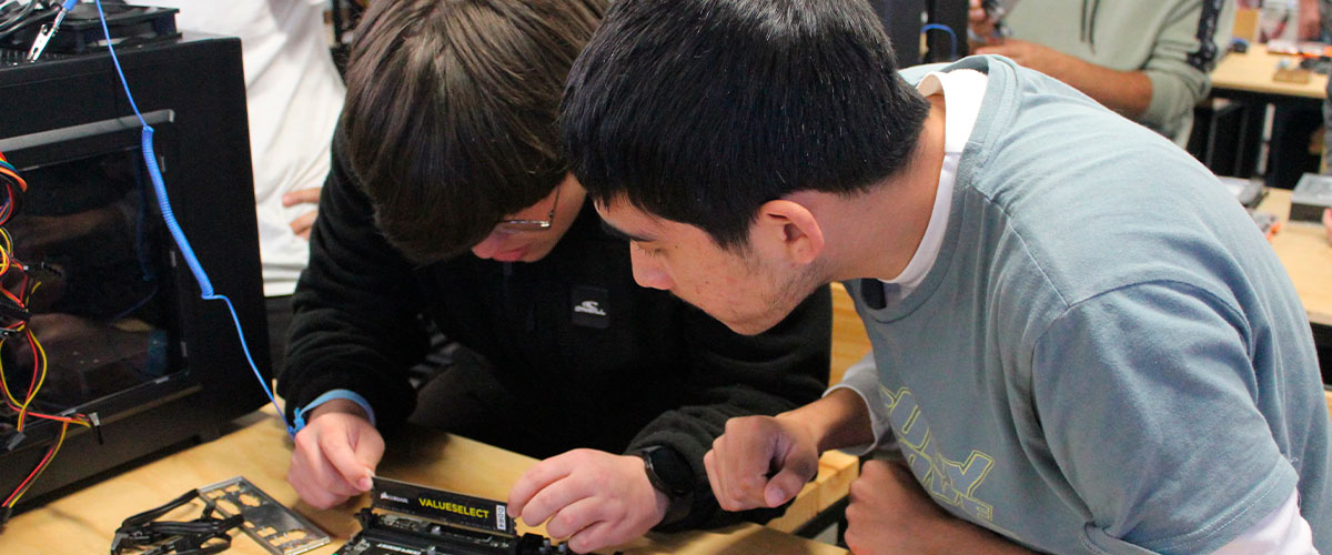 Universitarios participaron en taller de armado de computadores