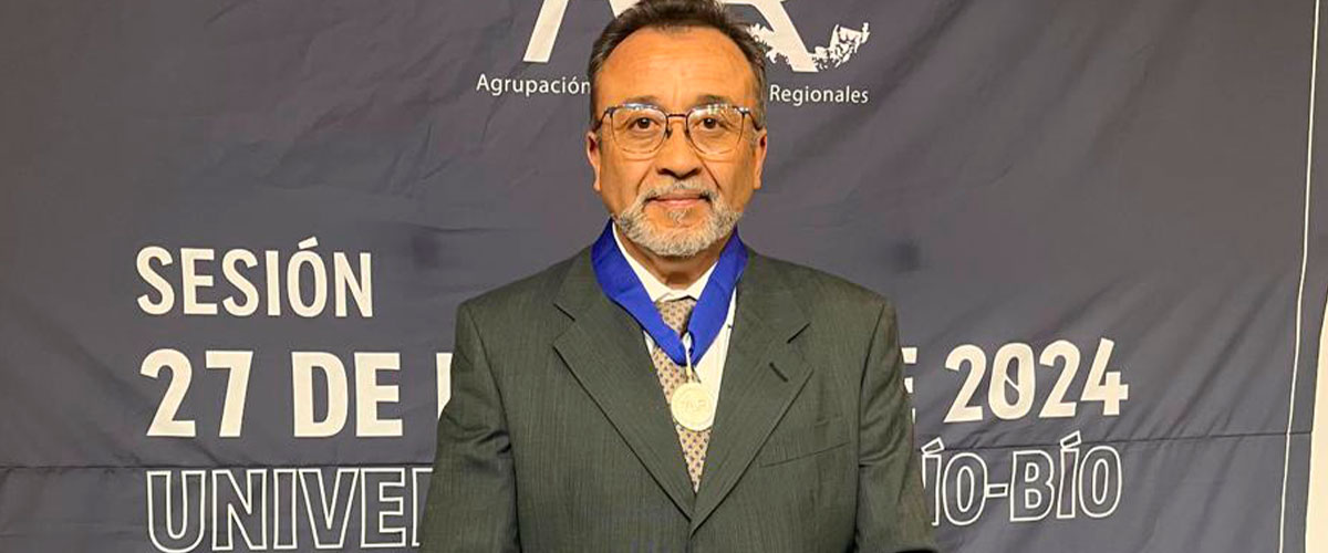 Agrupación de Universidades Regionales distingue a académico Héctor Fabián Reyes con medalla “Rector Hilario Hernández” 