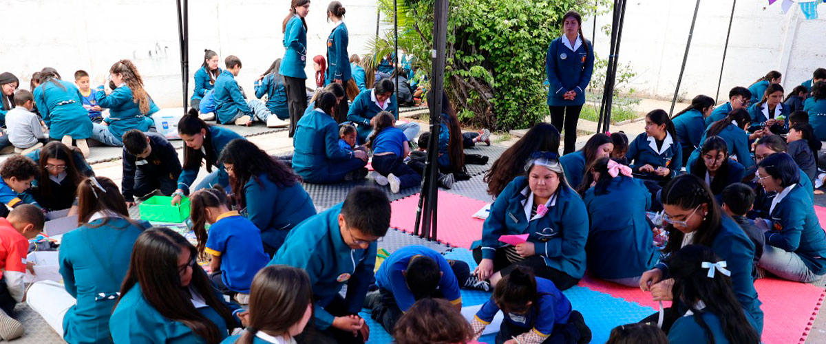 Más de 200 universitarios y párvulos participaron en el lanzamiento de nueva edición del libro “La Pallalla” que enseña técnicas de lectura a los más pequeños