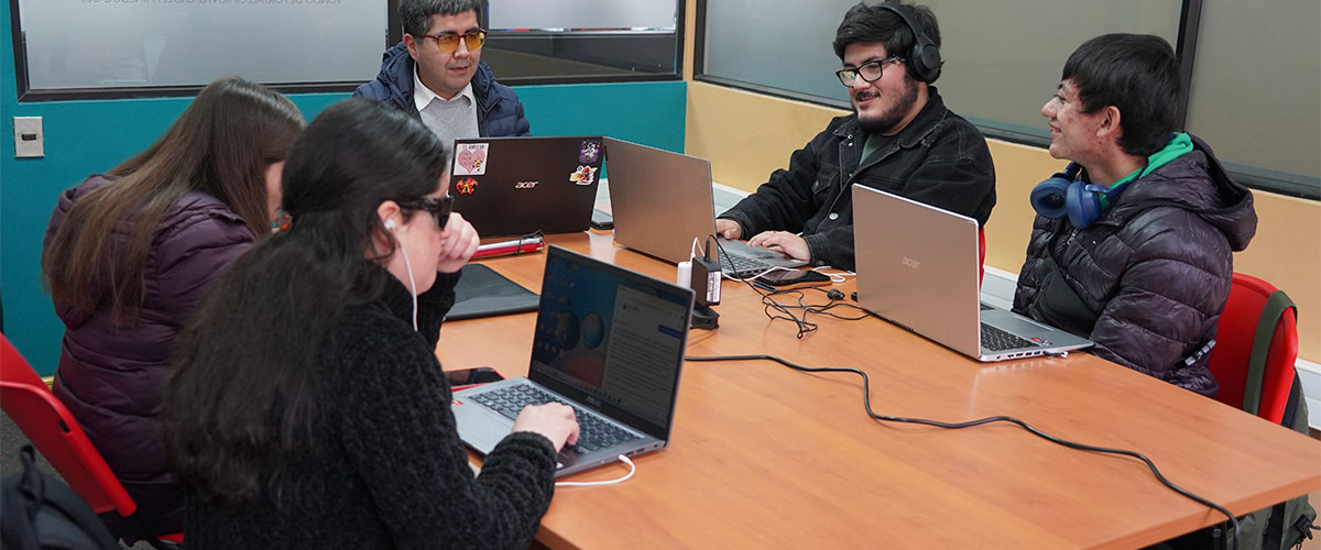 Estudiantes con discapacidad visual participaron en taller de informática accesible con lector de pantallas