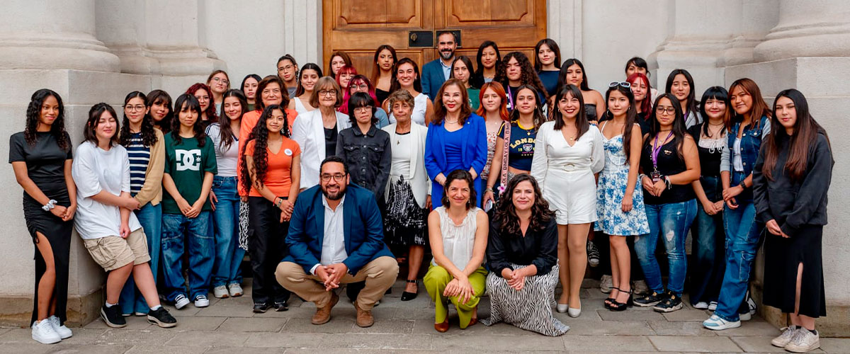 Gobierno reconoce a futuras estudiantes de carreras de Ciencias, Tecnología, Ingeniería y Matemáticas